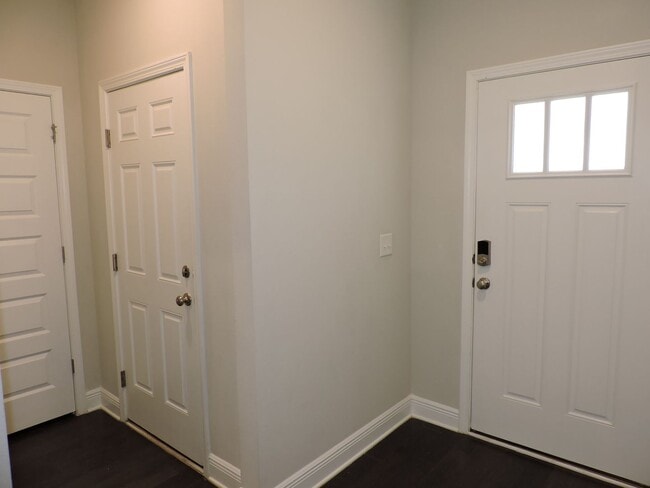 Building Photo - Beautiful home in gated community!