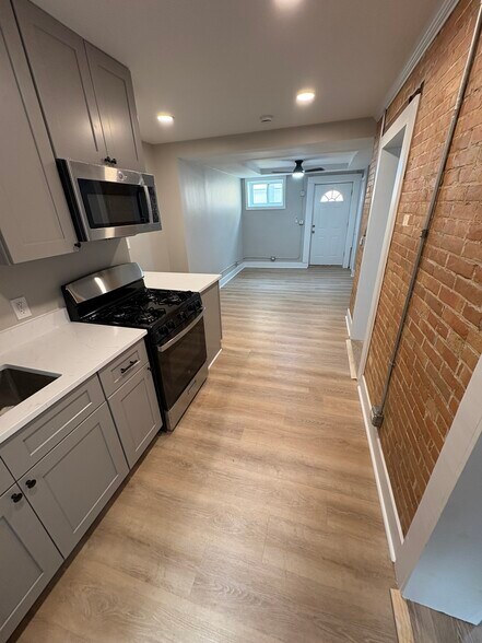 Building Photo - 3327 W Elm St