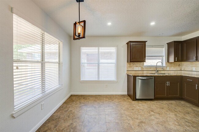 Building Photo - 1403 High Thicket Ct