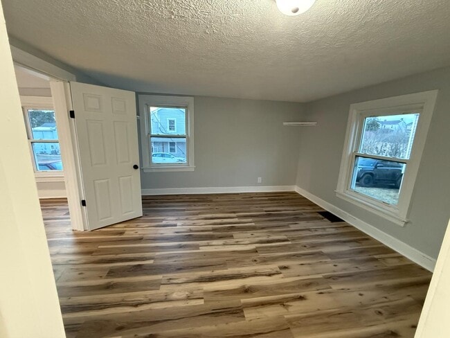 Building Photo - 127 4th St