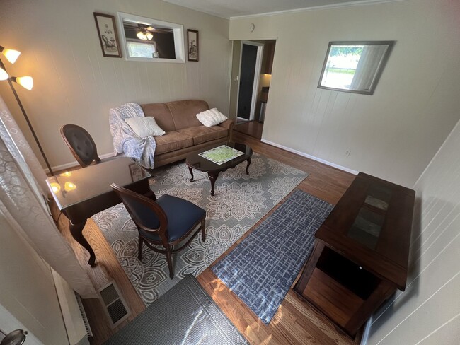 Building Photo - Charming 3 bedroom, 1 1/2 bathroom home in...