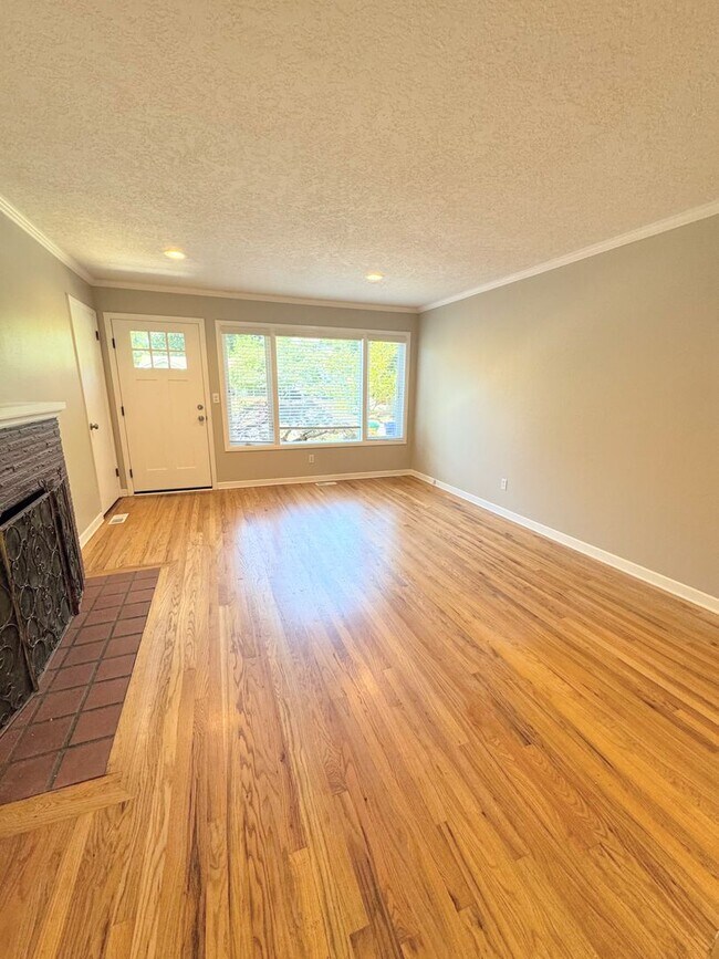 Building Photo - Gardener's Delight 4 Bed, 2.5 Bath House w...