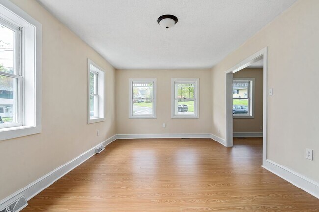 Building Photo - 136 Saratoga Ave
