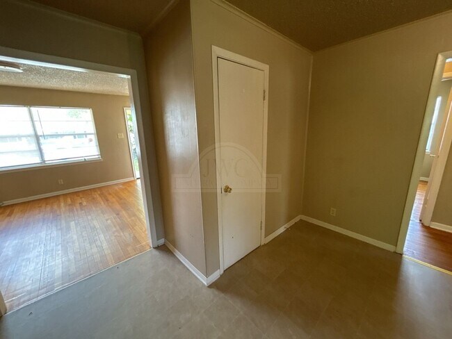 Building Photo - 1315 Jefferies, Killeen