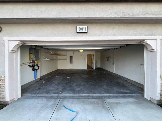 Building Photo - Gated 3+2.5 w/loft, walk-in pantry + dual ...
