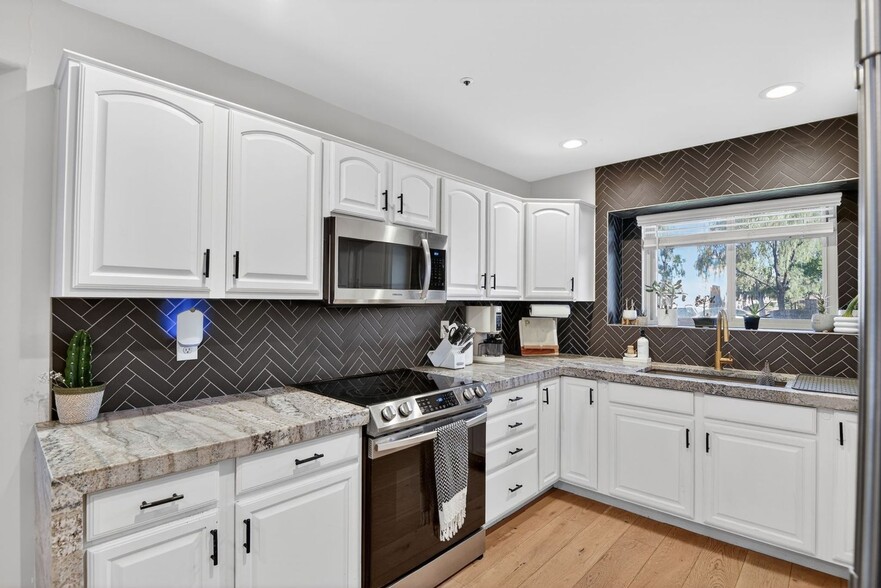 Building Photo - 8807 E Dahlia Dr