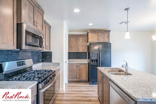 Building Photo - Private 4 Bedroom Corner Unit