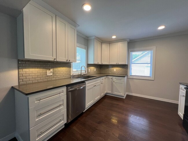 Building Photo - Lovely North Fargo Home