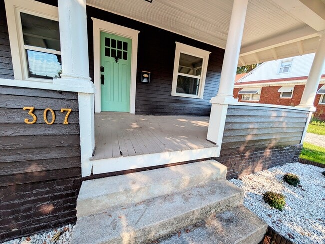 Building Photo - 307 5th Ave E