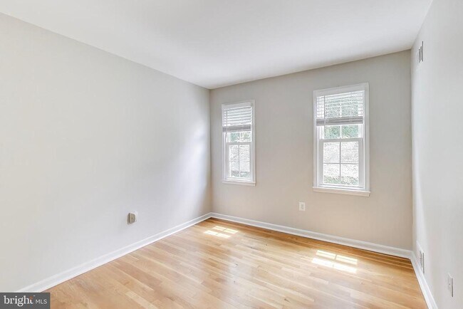 Building Photo - 10 Harvard Ct