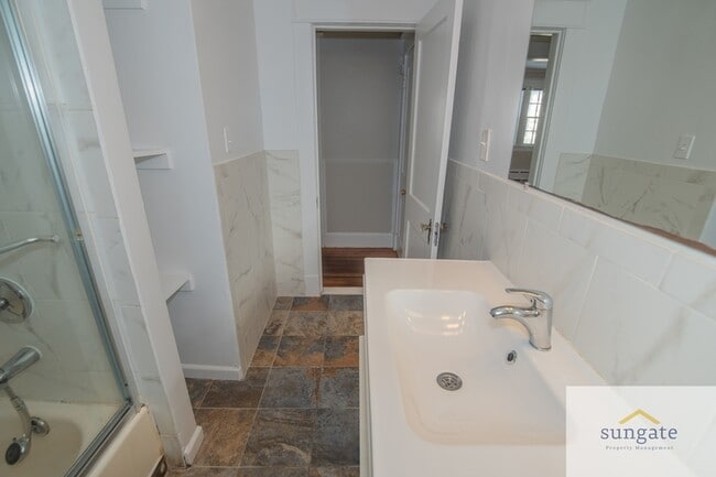 Building Photo - 3043 Pinewood Ave