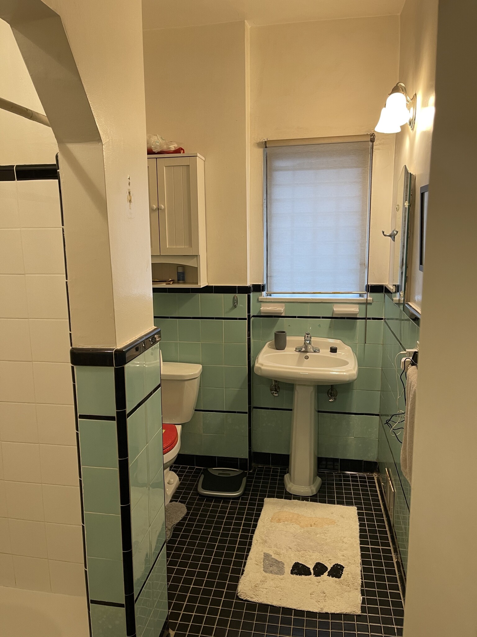 Vintage Bathroom - 325 N Gardner St