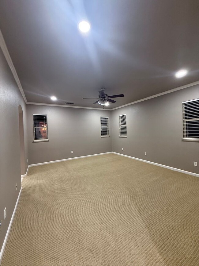 Building Photo - Available today - West Lake Estate 4/3 home