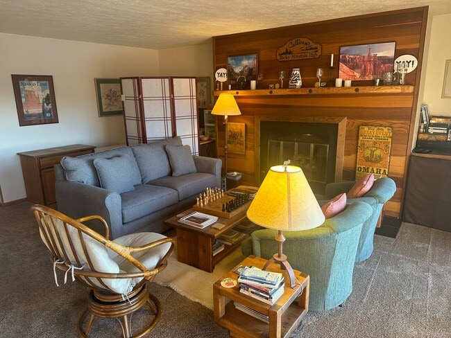 Building Photo - Oct-Feb Winter Rental  -Timber Ridge Condo - Cozy 1 Bedroom/1 Bath w/Fireplace and Pull-out couch