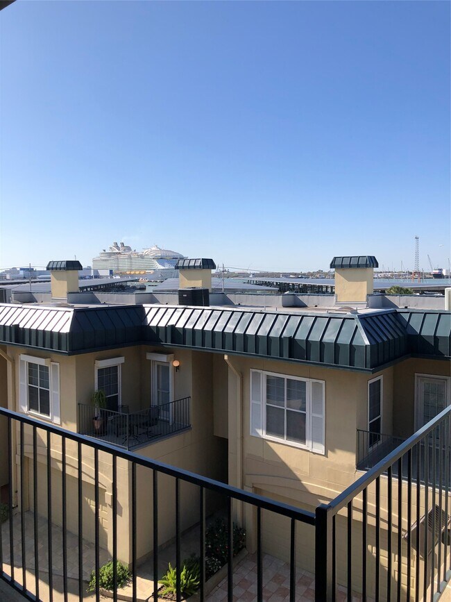 Building Photo - 921 Marine Dr