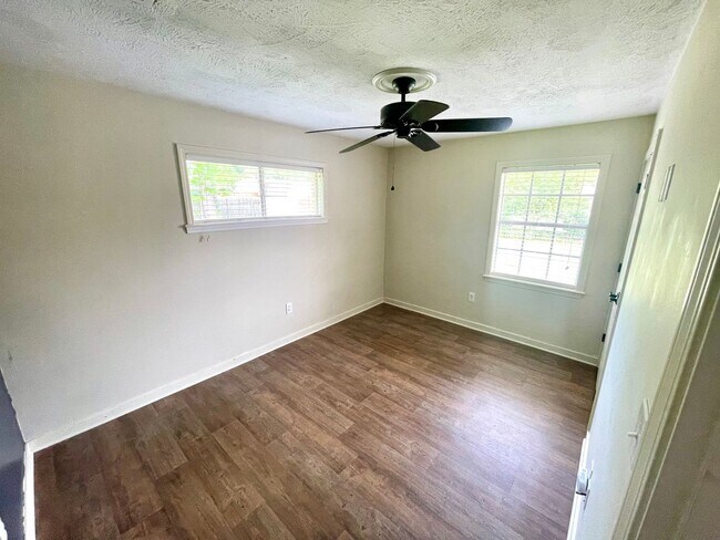 Building Photo - 3/2 Available for Rent in Madison!