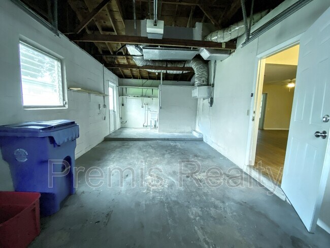 Building Photo - 1121 Mary Jane Ln