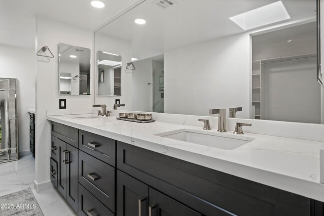 Building Photo - 7322 E Sierra Vista Dr
