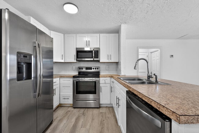 Building Photo - 933 30th Ct