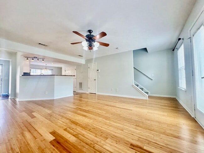 Building Photo - Welcome Home! Rare 3 Bedroom 2.5 Bath Town...