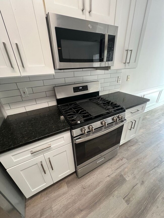 Building Photo - NOW READY! 3 bed 2.5 bath townhome in Duluth!