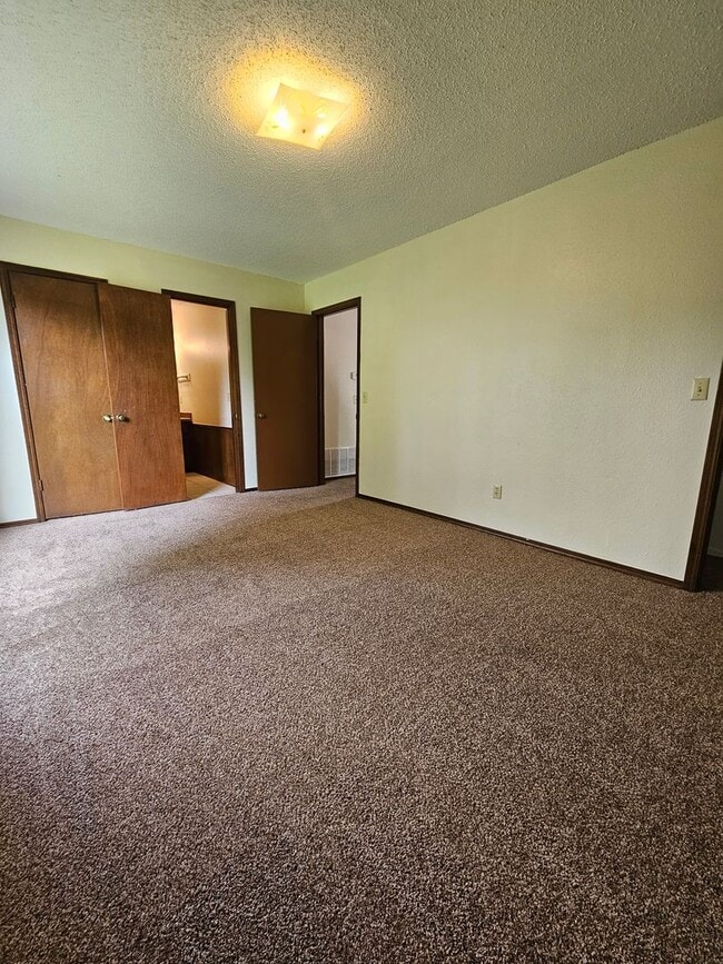 Building Photo - West Norman Duplex Avail NOW!