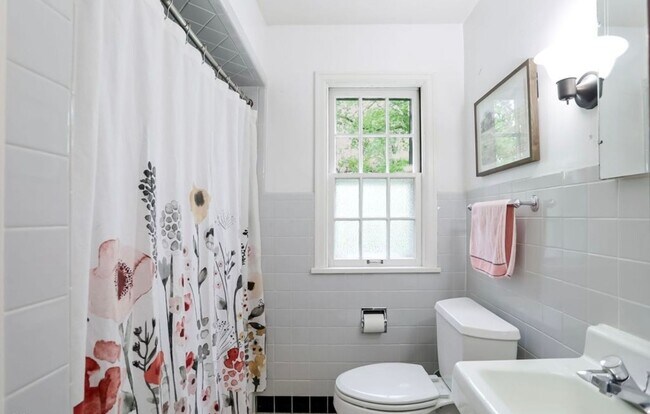 Building Photo - Stunning 3 Bedroom