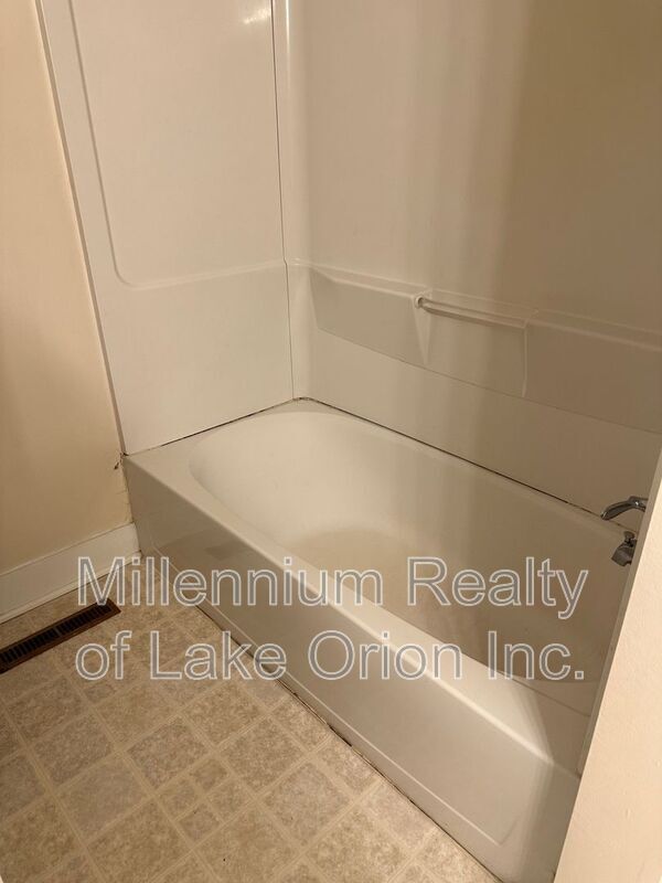 Building Photo - 709 W Dryden Rd