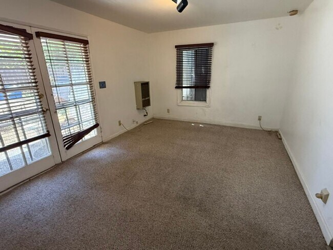 Building Photo - **STUDIO APARTMENT IN WRIGLEY AREA**  $1300MO