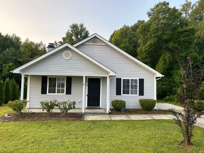 Building Photo - Reduced to $1395! 3 bed/2 bath home in Hig...