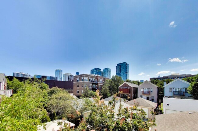 Building Photo - 329 W Goethe St