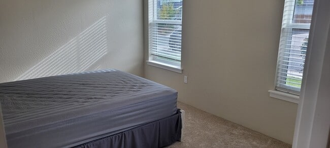 Building Photo - 108 SW Little Meadow Ln