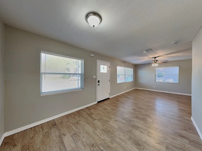 Building Photo - 4113 Lake Lawne Ave