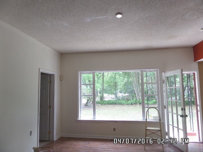 Building Photo - WELCOME HOME!   Cozy Orange City Home on A...
