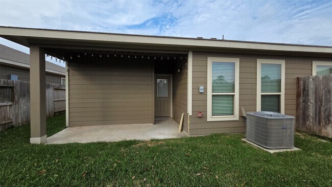 Building Photo - 9729 Grosbeak Ln