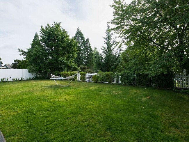 Building Photo - 1810 NE Estate Dr