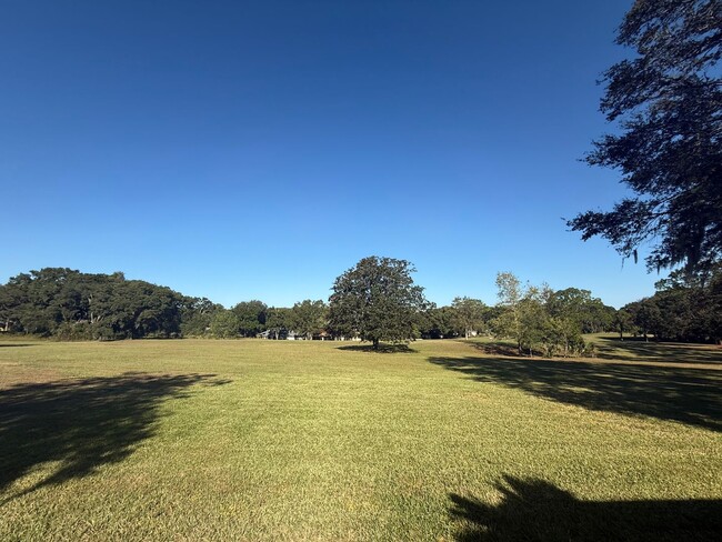 Building Photo - Classic Comfort in Rainbow Springs Country...