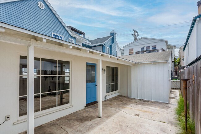 Building Photo - 502 Poinsettia Ave