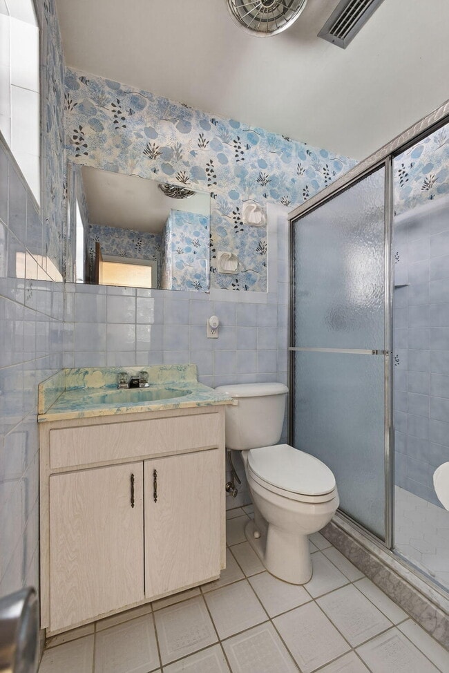 Building Photo - 704 Juniper Dr