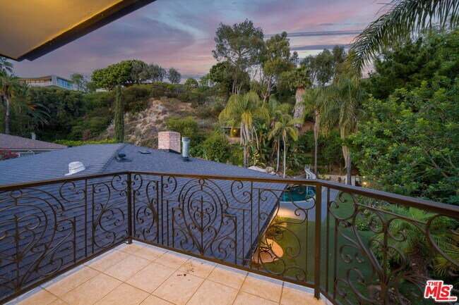 Building Photo - 9023 Alto Cedro Dr
