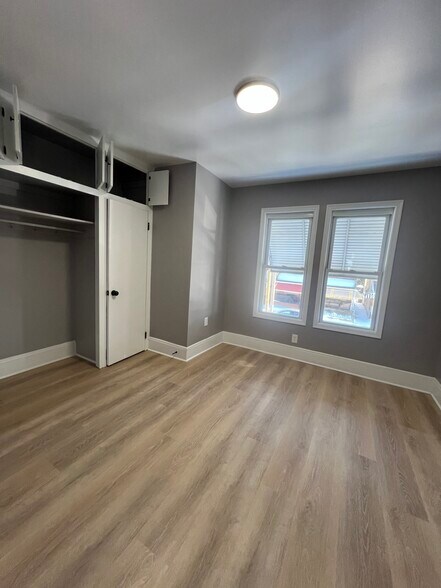 Building Photo - 1018 W 8th St