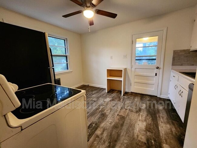 Building Photo - 105 Evora St