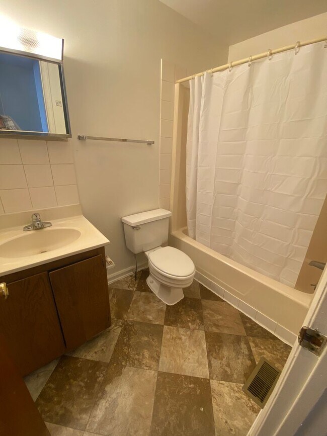 Building Photo - REDUCED!!!! 2 bedroom, 1.5 bath end unit Townhouse near Forest Hills Shopping Center and Downtown...