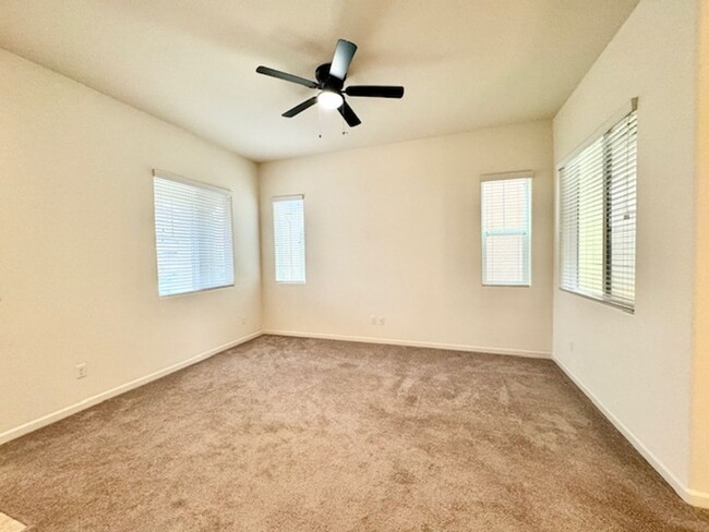 Building Photo - CLEAN 3 BED, 2.5 BATHS, 2 CAR GARAGE IN NO...