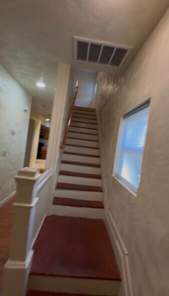 Building Photo - 827 W 42nd St