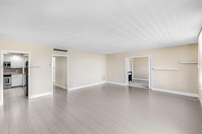 Building Photo - 9225 Collins Ave