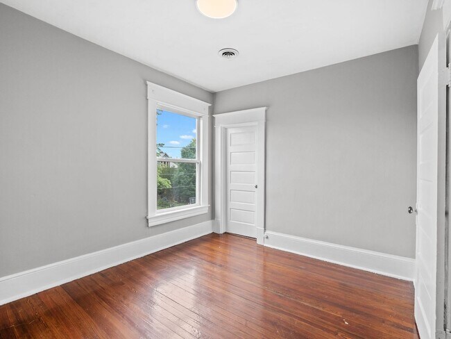 Building Photo - 926 Winona Ave SW