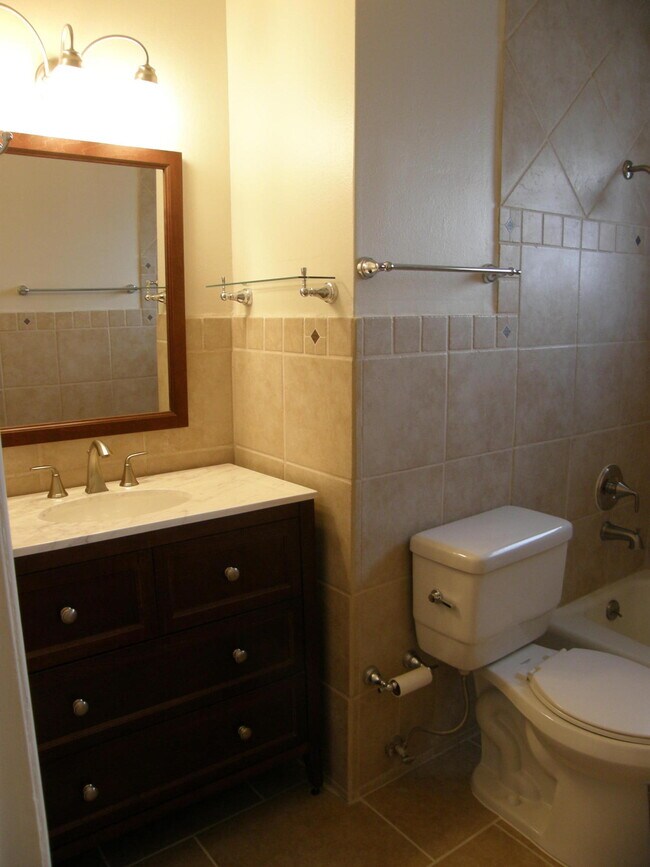 Building Photo - 5813 Beaumont Pl