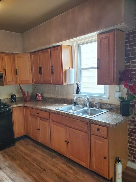Kitchen - 623 Bohland Ave