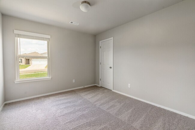 Building Photo - Like New 4-bedroom 2 bath Home in Lowell!!  Fenced Yard!